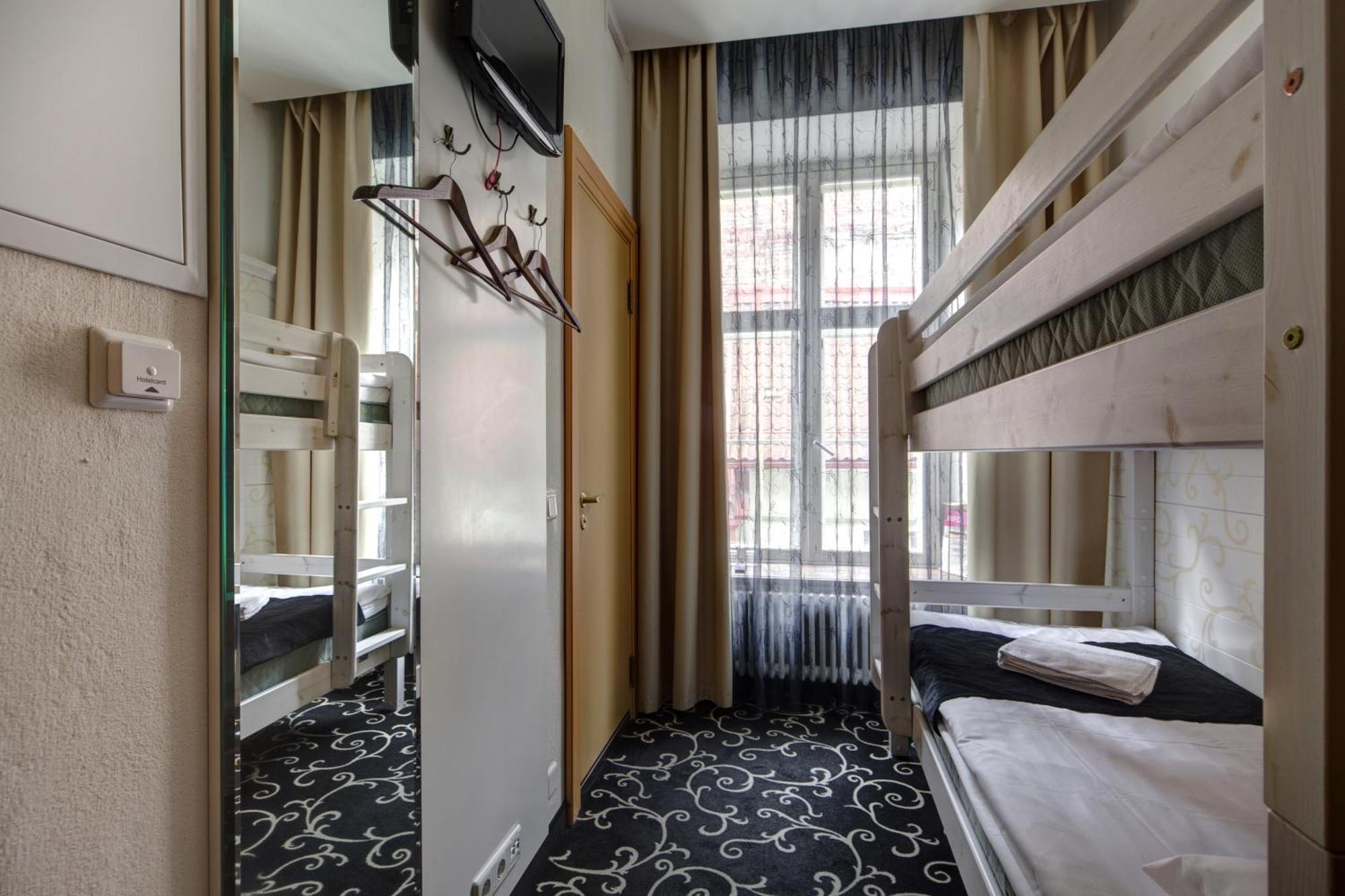 Meriton Old Town Garden Hotel Талин Стая снимка